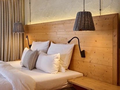 Hundehotel - Pools: Schwimmteich - Doppelzimmer im HUBERTUS - HUBERTUS MOUNTAIN REFUGIO ALLGÄU