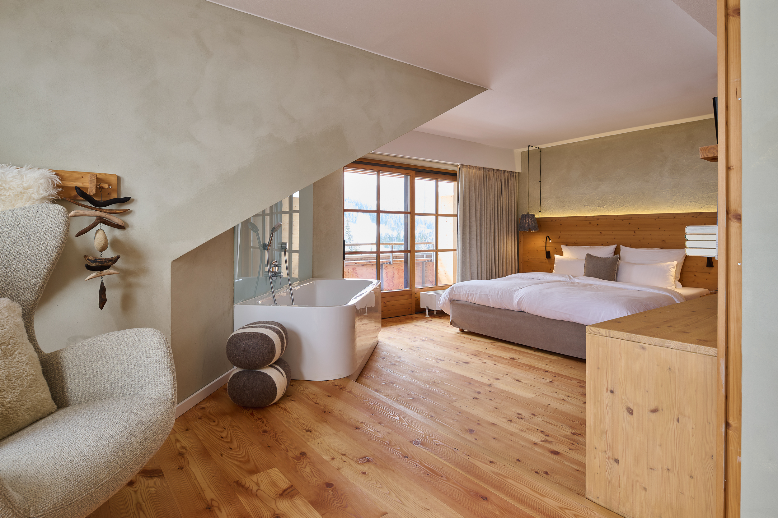 Urlaub-mit-Hund: Unikat-Zimmer Gipfelglück mit Badewanne und zwei Balkone - HUBERTUS MOUNTAIN REFUGIO ALLGÄU - Wohnen | Schlafen