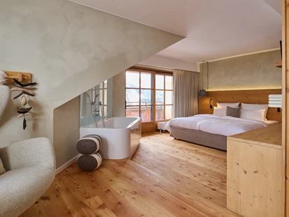 Hundehotel - Pools: Schwimmteich - Unikat-Zimmer Gipfelglück mit Badewanne und zwei Balkone - HUBERTUS MOUNTAIN REFUGIO ALLGÄU