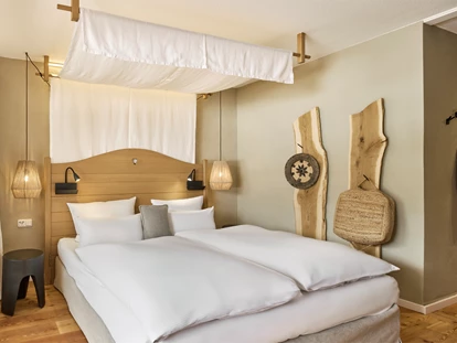Hundehotel - Pools: Schwimmteich - Doppelzimmer Gamsnest - HUBERTUS MOUNTAIN REFUGIO ALLGÄU