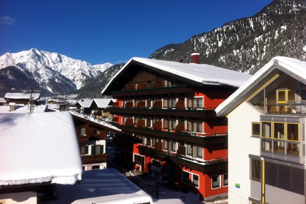 Urlaub-mit-Hund: Außenansicht Hotel Tiroler ADLER - bed and breakfast im Winter - Hotel Tiroler ADLER Bed & Breakfast