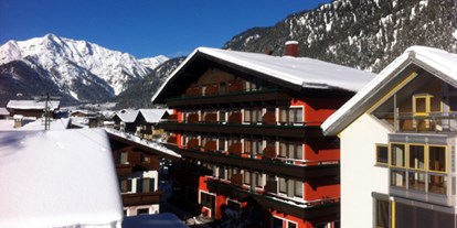 Hundehotel - Tiroler Unterland - Außenansicht Hotel Tiroler ADLER - bed and breakfast im Winter - Hotel Tiroler ADLER Bed & Breakfast