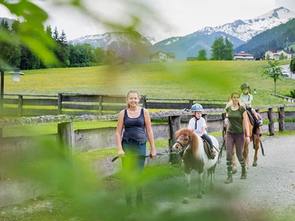 Hundehotel - WLAN - Berchtesgaden - Ponyreiten - Feriendorf Holzleb'n