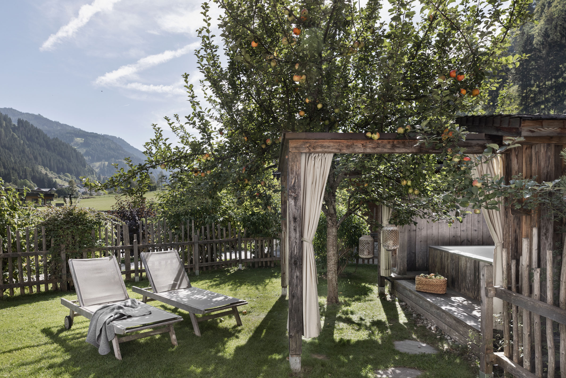 Hundehotel - Verpflegung: Frühstück - Salzburg - Idyllische Gärten am Chalet - Feriendorf Holzleb'n