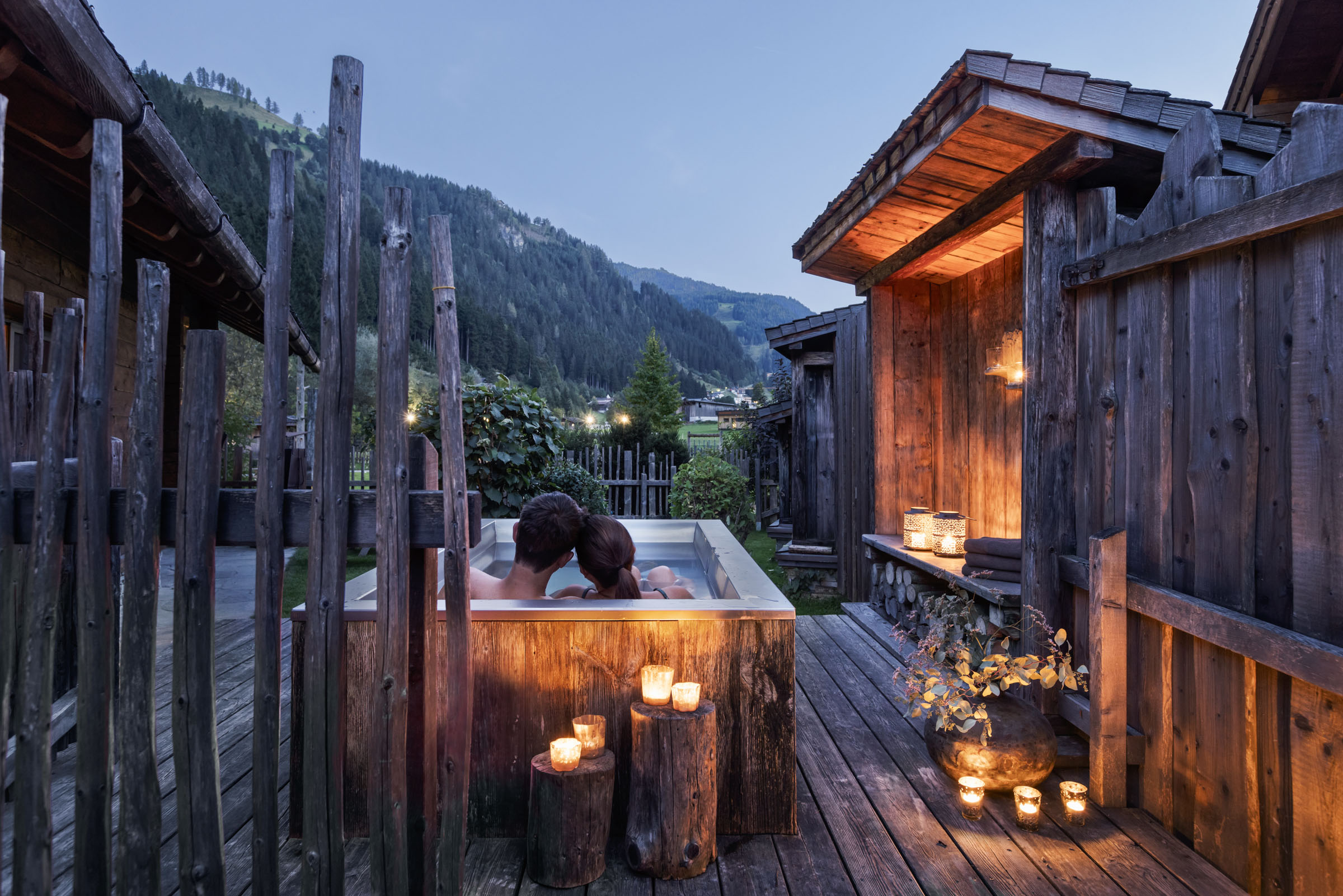 Hundehotel - Verpflegung: Frühstück - Salzburg - Außenbadewanne am Chalet - Feriendorf Holzleb'n