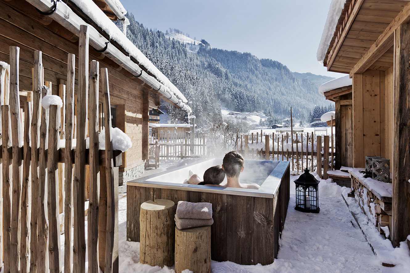 Urlaub-mit-Hund: Außenbadewanne im Winter - Feriendorf Holzleb'n