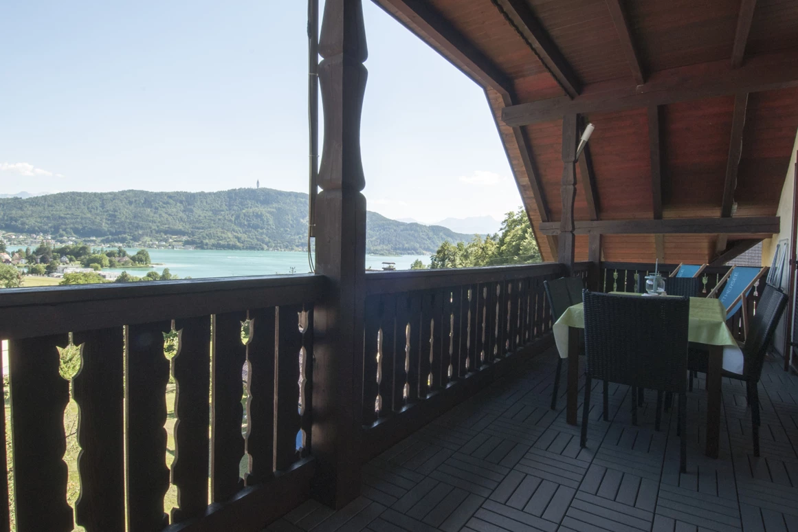 Urlaub-mit-Hund: Balkon Ferienwohnung mit Blick auf den Wörthersee - Accanto Appartements
