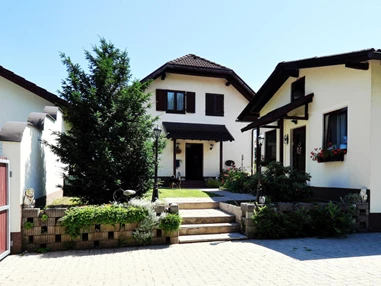 Urlaub-mit-Hund: Ansicht Haupthaus mit Innhof, Bungalow und Parkplatz - Accanto Appartements