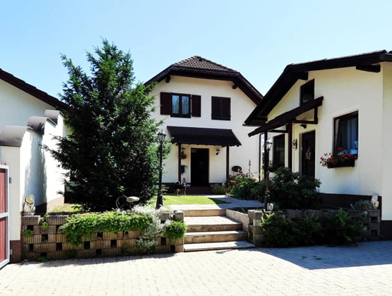 Urlaub-mit-Hund: Ansicht Haupthaus mit Innhof, Bungalow und Parkplatz - Accanto Appartements