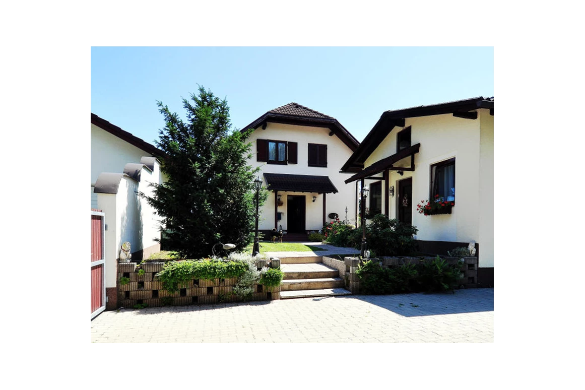 Urlaub-mit-Hund: Ansicht Haupthaus mit Innhof, Bungalow und Parkplatz - Accanto Appartements