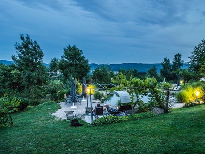 Hundehotel - Pools: Schwimmteich - Natur-Hunde-Hotel Bergfried