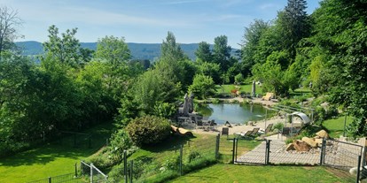 Hundehotel - ausschließlich für Hundeliebhaber - Ausblick von der Gartensuite 27 mit Panoramablick auf den Teich - Natur-Hunde-Hotel Bergfried