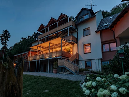 Hundehotel - Pools: Schwimmteich - Natur-Hunde-Hotel Bergfried