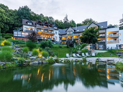 Hundehotel - Pools: Schwimmteich - Natur-Hunde-Hotel Bergfried