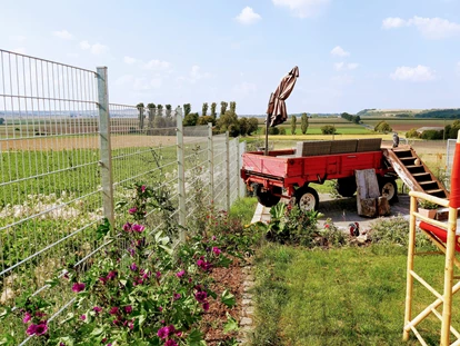 Hundehotel - Unterkunftsart: Hotel - Eifel - Nicht nur im in sich geschlossenen Innenhof ist die Fellnase sicher. Hinter dem Scheunentor geht das Freiluftwohnen weiter. Der Garten ist 1,80 Meter hoch eingezäunt (Foto). Hier genießen Sie auch die Mistwagen-Lounge (Foto) und den Wellness-Pavillon mit weiteren Gartenmöbeln. In diesem eingezäunten Bereich finden Sie auch die geschützten Carport-Parkplätze sowie die Ausleihstation (gratis) für Fahrräder. - Wellness-Ferienhaus Maifelder Uhlenhorst mit Privat-Spa - Sauna, In- Outdoor-Whirlpool