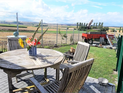 Hundehotel - Unterkunftsart: Hotel - Eifel - Gartenmöbel vor dem Panorana-Pavillion. - Wellness-Ferienhaus Maifelder Uhlenhorst mit Privat-Spa - Sauna, In- Outdoor-Whirlpool