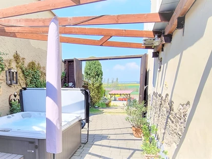 Hundehotel - Unterkunftsart: Hotel - Eifel - Großer Outdoor-Whirlpool neben dem Spa am Ausgang zum Garten. - Wellness-Ferienhaus Maifelder Uhlenhorst mit Privat-Spa - Sauna, In- Outdoor-Whirlpool