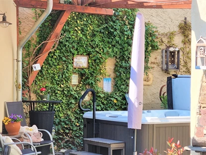 Hundehotel - Unterkunftsart: Hotel - Eifel - Der High-End-Whirlpool von Sundance im Innenhof. - Wellness-Ferienhaus Maifelder Uhlenhorst mit Privat-Spa - Sauna, In- Outdoor-Whirlpool