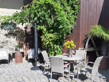 Hundehotel - Unterkunftsart: Hotel - Eifel - Sonnenterrasse vor dem Wellness-Fachwerkhaus - Wellness-Ferienhaus Maifelder Uhlenhorst mit Privat-Spa - Sauna, In- Outdoor-Whirlpool