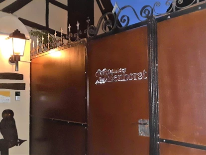 Hundehotel - Unterkunftsart: Hotel - Eifel - Einfahrt zum Maifelder Uhlenhorst. - Wellness-Ferienhaus Maifelder Uhlenhorst mit Privat-Spa - Sauna, In- Outdoor-Whirlpool
