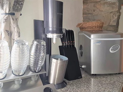 Hundehotel - Unterkunftsart: Hotel - Eifel - Gratis: Sodaqstream, um sich Mineralwasser zu machen. - Wellness-Ferienhaus Maifelder Uhlenhorst mit Privat-Spa - Sauna, In- Outdoor-Whirlpool