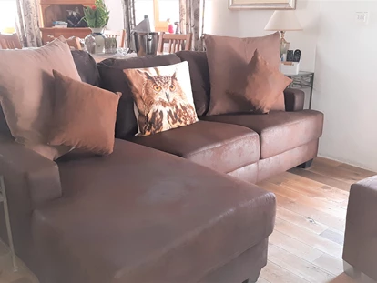 Hundehotel - Unterkunftsart: Hotel - Eifel - Kuschelecke vor dem großen Flat-Screen-TV. Fernseher in allen Räumen. - Wellness-Ferienhaus Maifelder Uhlenhorst mit Privat-Spa - Sauna, In- Outdoor-Whirlpool