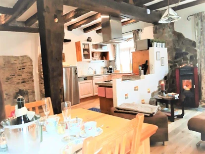 Hundehotel - Unterkunftsart: Hotel - Eifel - Esstisch: So empfangen wir unsere Gäste. - Wellness-Ferienhaus Maifelder Uhlenhorst mit Privat-Spa - Sauna, In- Outdoor-Whirlpool