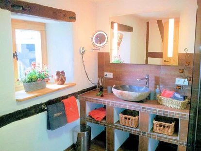 Hundehotel - Unterkunftsart: Hotel - Eifel - Bad im Obergeschoss mit bodengleicher Walk-In-Dusche. - Wellness-Ferienhaus Maifelder Uhlenhorst mit Privat-Spa - Sauna, In- Outdoor-Whirlpool