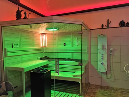 Hundehotel - Unterkunftsart: Hotel - Eifel - Massiv-Holzsauna mit Glasfront und Lichttherapie. - Wellness-Ferienhaus Maifelder Uhlenhorst mit Privat-Spa - Sauna, In- Outdoor-Whirlpool