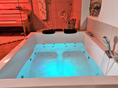 Hundehotel - Unterkunftsart: Hotel - Eifel - Doppelwhirwanne. - Wellness-Ferienhaus Maifelder Uhlenhorst mit Privat-Spa - Sauna, In- Outdoor-Whirlpool