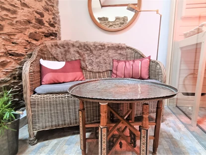 Hundehotel - Unterkunftsart: Hotel - Eifel - Sitzecke im Spa. - Wellness-Ferienhaus Maifelder Uhlenhorst mit Privat-Spa - Sauna, In- Outdoor-Whirlpool