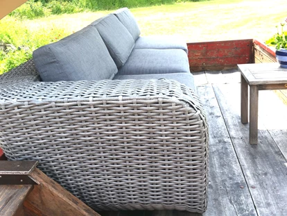 Hundehotel - Unterkunftsart: Hotel - Eifel - Die Mistwagen-Lounge im Garten mit Panoramablick über das Maifeld. - Wellness-Ferienhaus Maifelder Uhlenhorst mit Privat-Spa - Sauna, In- Outdoor-Whirlpool