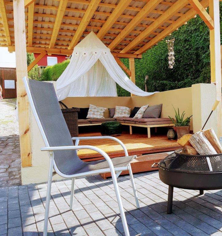 Urlaub-mit-Hund: Panorama-Pavillon. Hier darf auch geraucht werden. - Wellness-Ferienhaus Maifelder Uhlenhorst - Wo die Fellnase mit in dem Privat-Spa darf