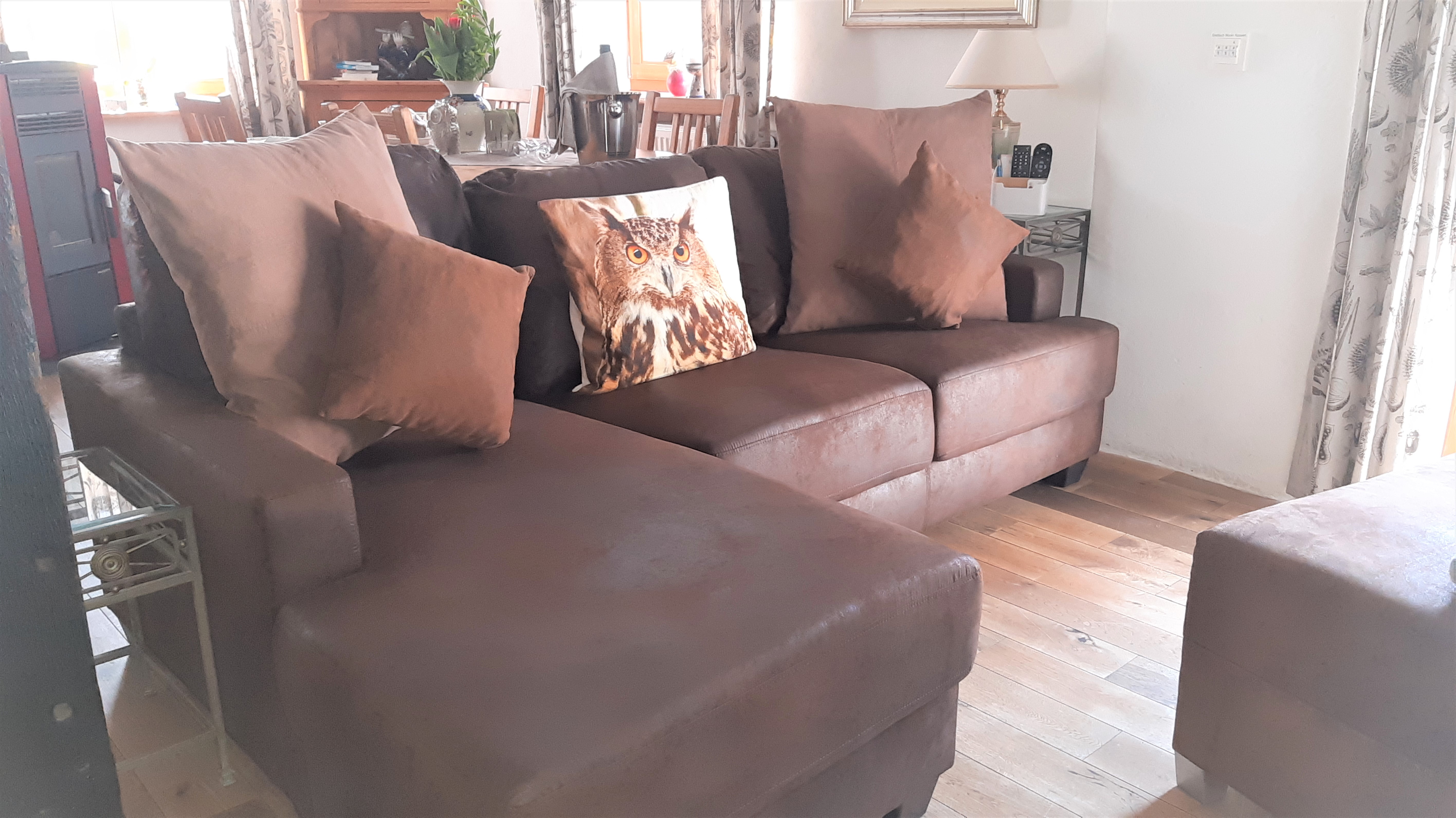 Urlaub-mit-Hund: Kuschelecke vor dem großen Flat-Screen-TV. Fernseher in allen Räumen. - Wellness-Ferienhaus Maifelder Uhlenhorst - Wo die Fellnase mit in dem Privat-Spa darf