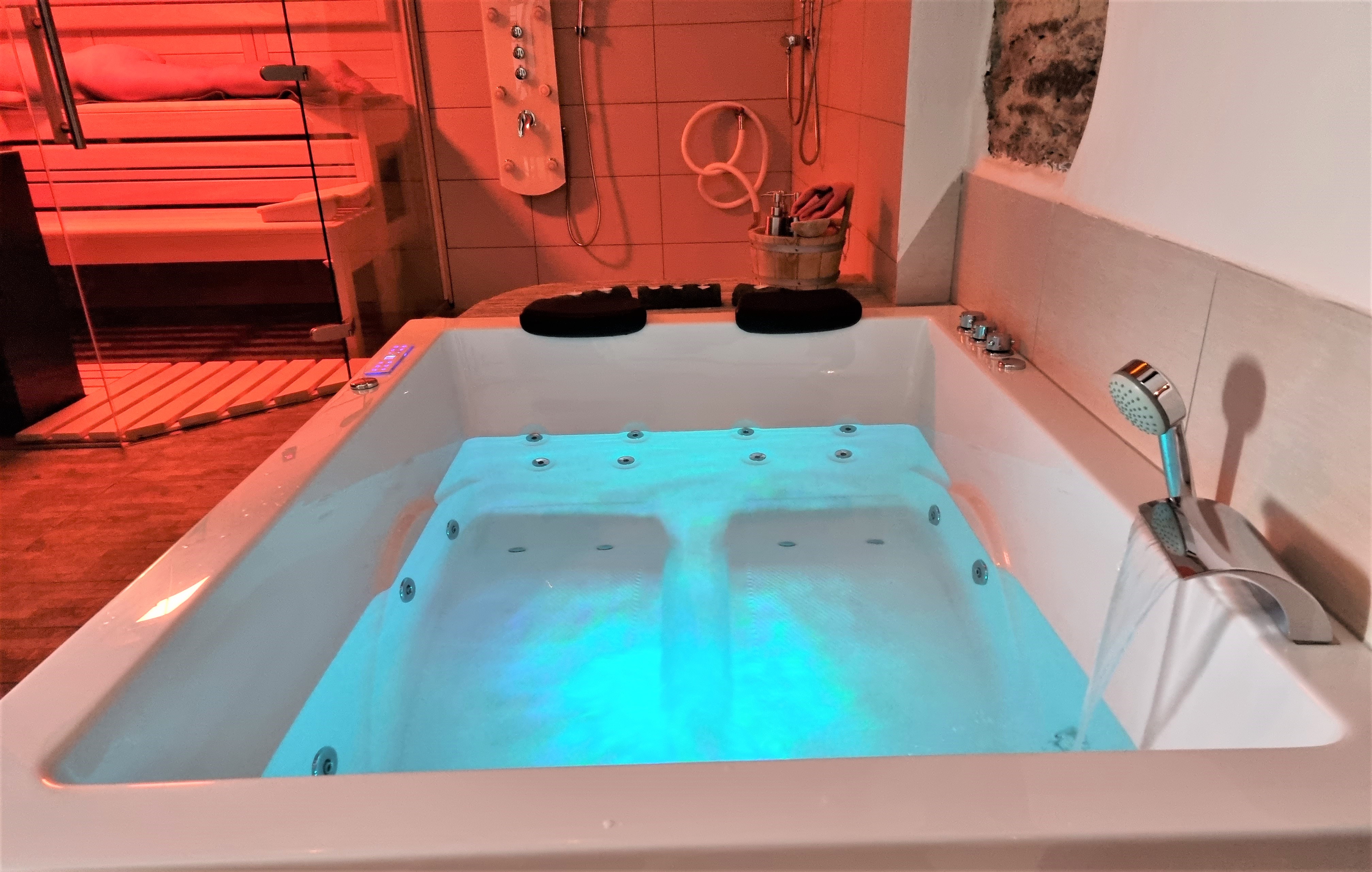 Urlaub-mit-Hund: Doppelwhirwanne. - Wellness-Ferienhaus Maifelder Uhlenhorst - Wo die Fellnase mit in dem Privat-Spa darf