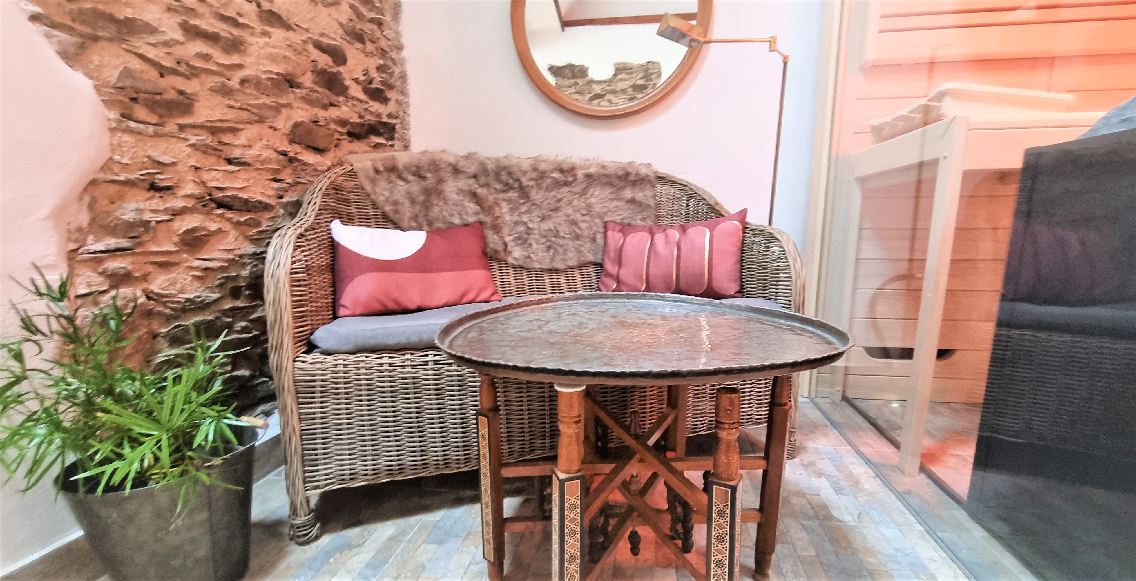 Urlaub-mit-Hund: Sitzecke im Spa. - Wellness-Ferienhaus Maifelder Uhlenhorst - Wo die Fellnase mit in dem Privat-Spa darf