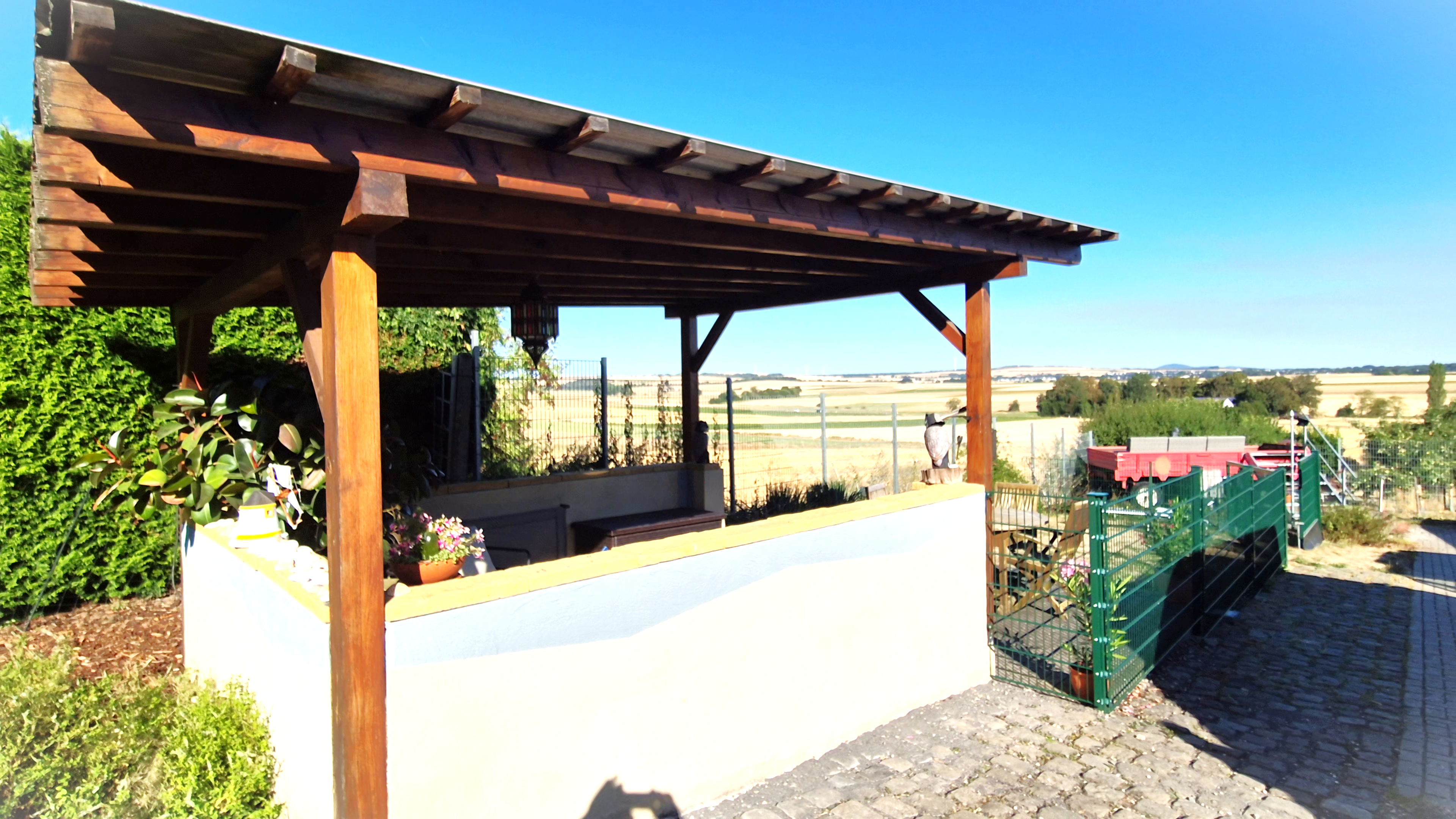 Urlaub-mit-Hund: Pavillon mit Garten - Wellness-Ferienhaus Maifelder Uhlenhorst - Wo die Fellnase mit in dem Privat-Spa darf