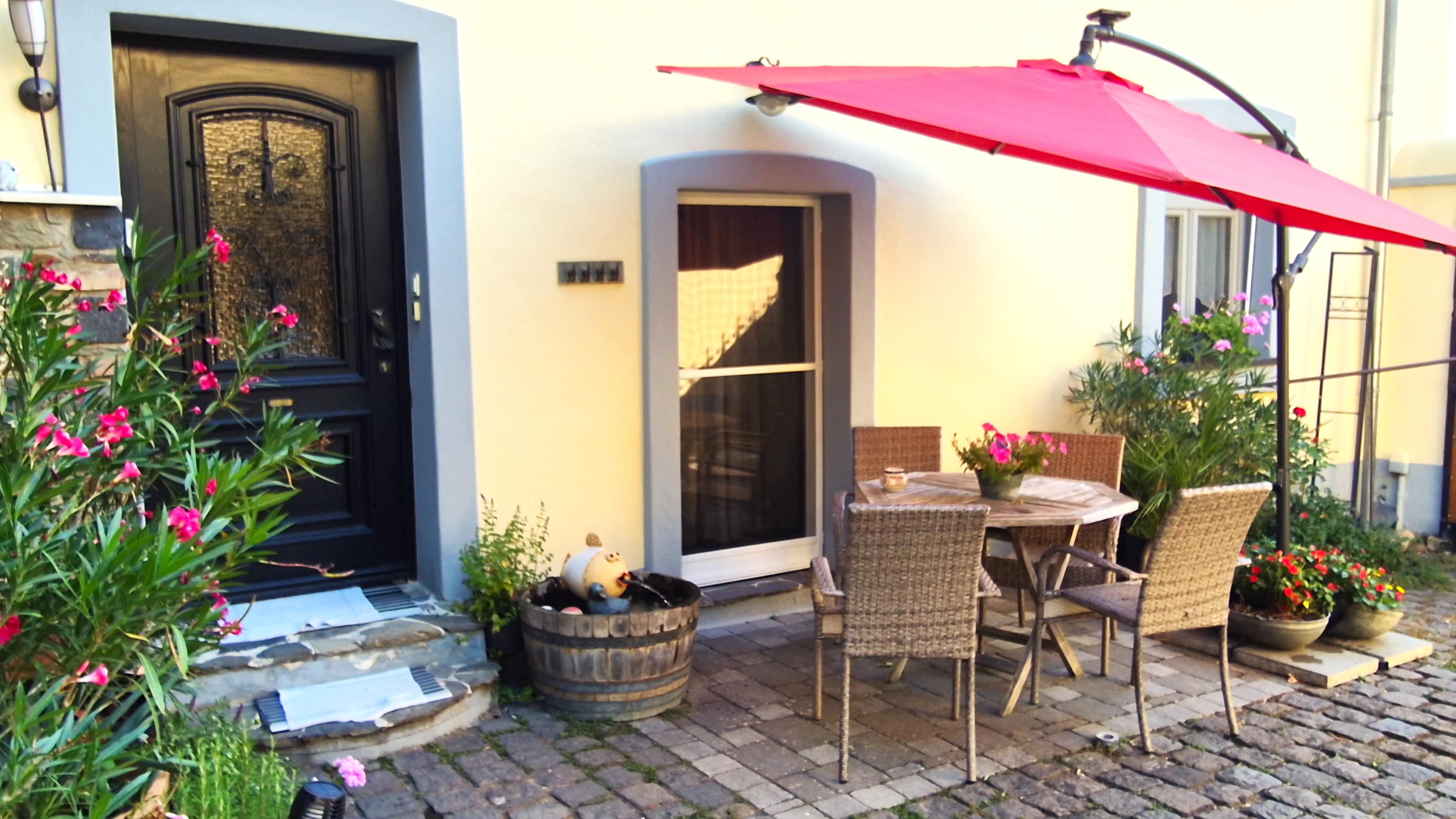 Urlaub-mit-Hund: Eingang zum romantischen Wellness-Bauernhaus - Wellness-Ferienhaus Maifelder Uhlenhorst - Wo die Fellnase mit in dem Privat-Spa darf