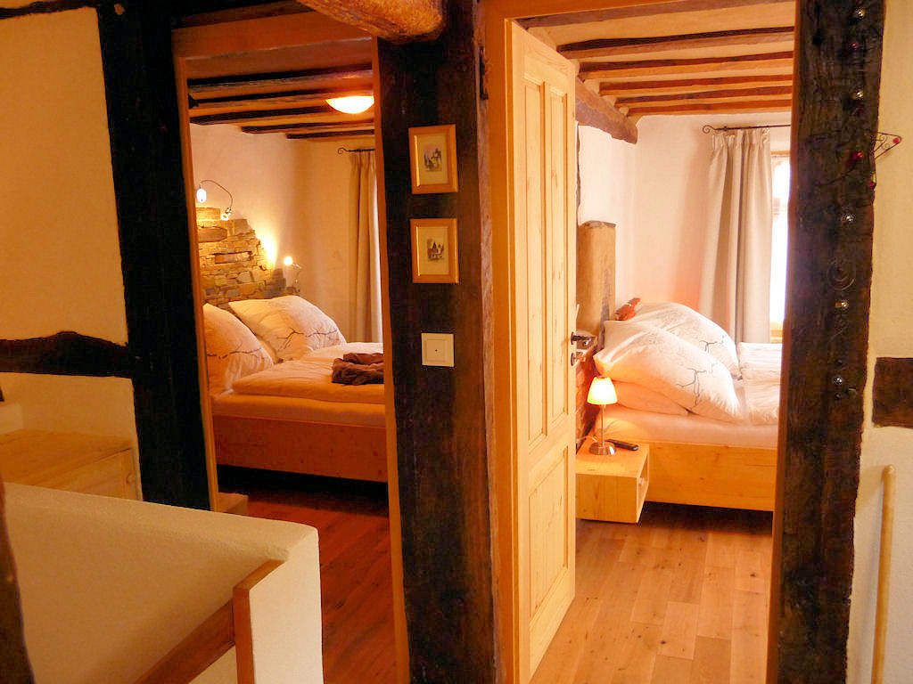 Urlaub-mit-Hund: Beide Schlafzimmer: rechts die Romatikstube und links das Eulennest. Ein weiteres Doppelbett gibt es in der Private-Spa-Suite. - Wellness-Ferienhaus Maifelder Uhlenhorst - Wo die Fellnase mit in dem Privat-Spa darf