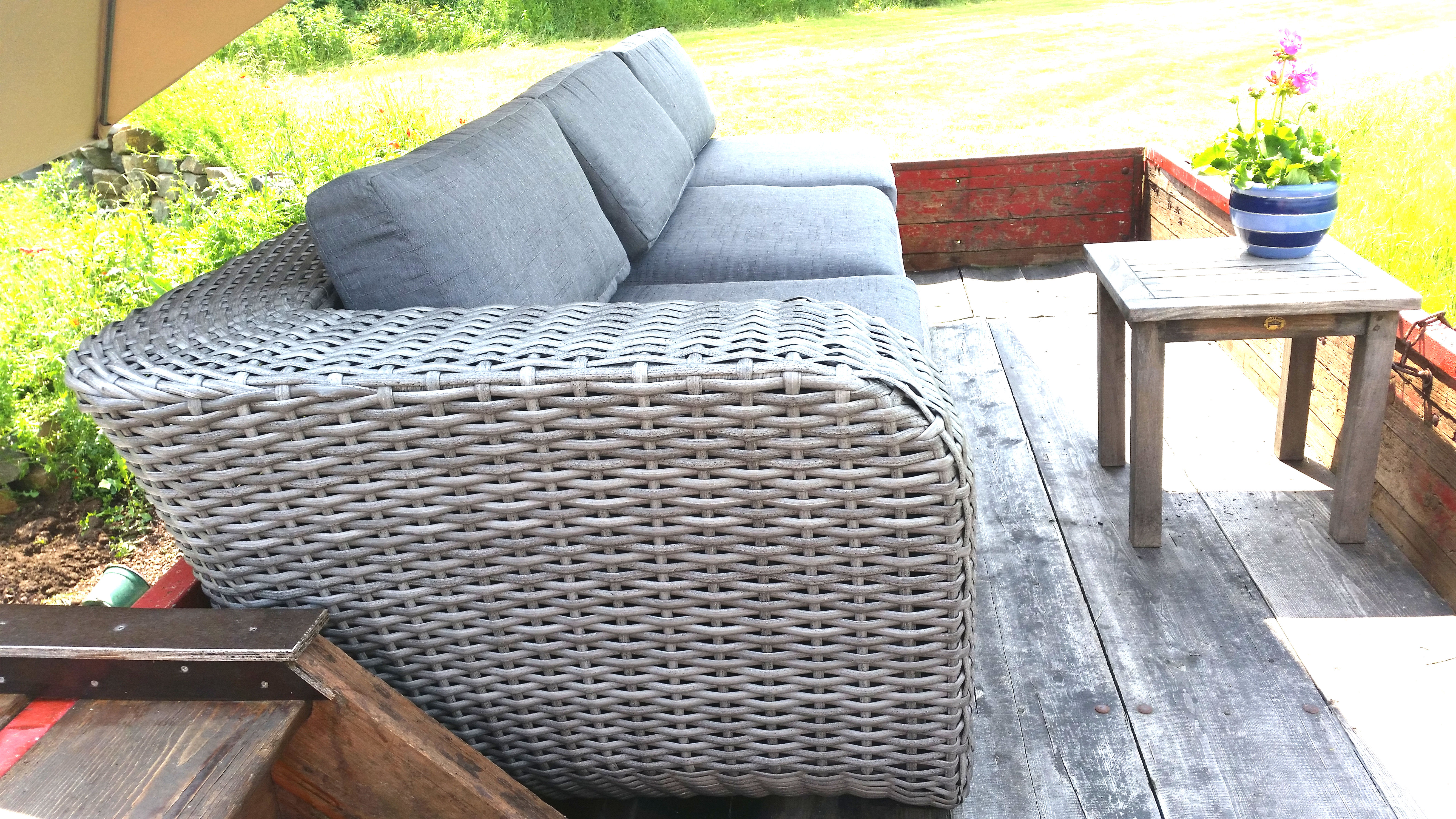 Urlaub-mit-Hund: Die Mistwagen-Lounge im Garten mit Panoramablick über das Maifeld. - Wellness-Ferienhaus Maifelder Uhlenhorst - Wo die Fellnase mit in dem Privat-Spa darf