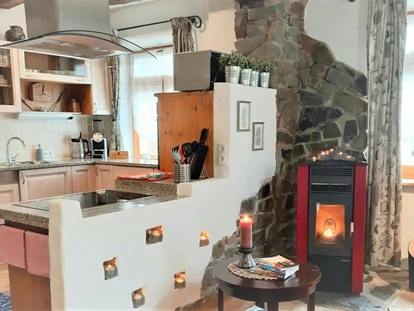 Hundehotel - Trink-/Fressnapf: an der Rezeption - Königswinter - Offener Wohnbereich. - Wellness-Ferienhaus Maifelder Uhlenhorst - Wo Hundi mit in dem Privat-Spa darf