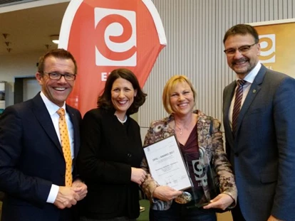 Hundehotel - Trink-/Fressnapf: an der Rezeption - Königswinter - Sieger des Eifel-Award, der wegen seiner Bedeutung für die Eifel/Ardennen-Region auch als "Eifel-Oskar" bezeichnet wird. Zu den Gratulanten zählen auch (von links) der Präsident des rheinland-pfälzischen Hotel- und Gaststättenverbandes (DEHOGA) Gereon Haumann, die Staatssekretärin im Wirtschaftsministerium Daniela Schmitt, sowie der Präsident der Zukunftsinitiative Eifel, Landrat Heinz-Peter Thiel.  - Wellness-Ferienhaus Maifelder Uhlenhorst - Wo Hundi mit in dem Privat-Spa darf
