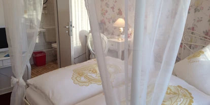 Hundehotel - Doggies: 3 Doggies - Doppelzimmer 4a mit Himmelbett - Kurvilla Fürstin Pauline