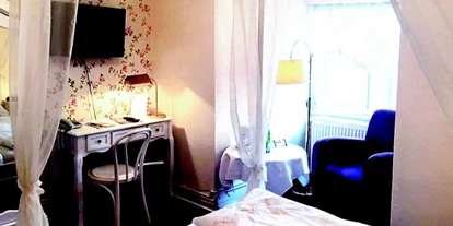 Hundehotel - Doggies: 3 Doggies - kleines Doppelzimmer 11 mit Himmelbett - Kurvilla Fürstin Pauline