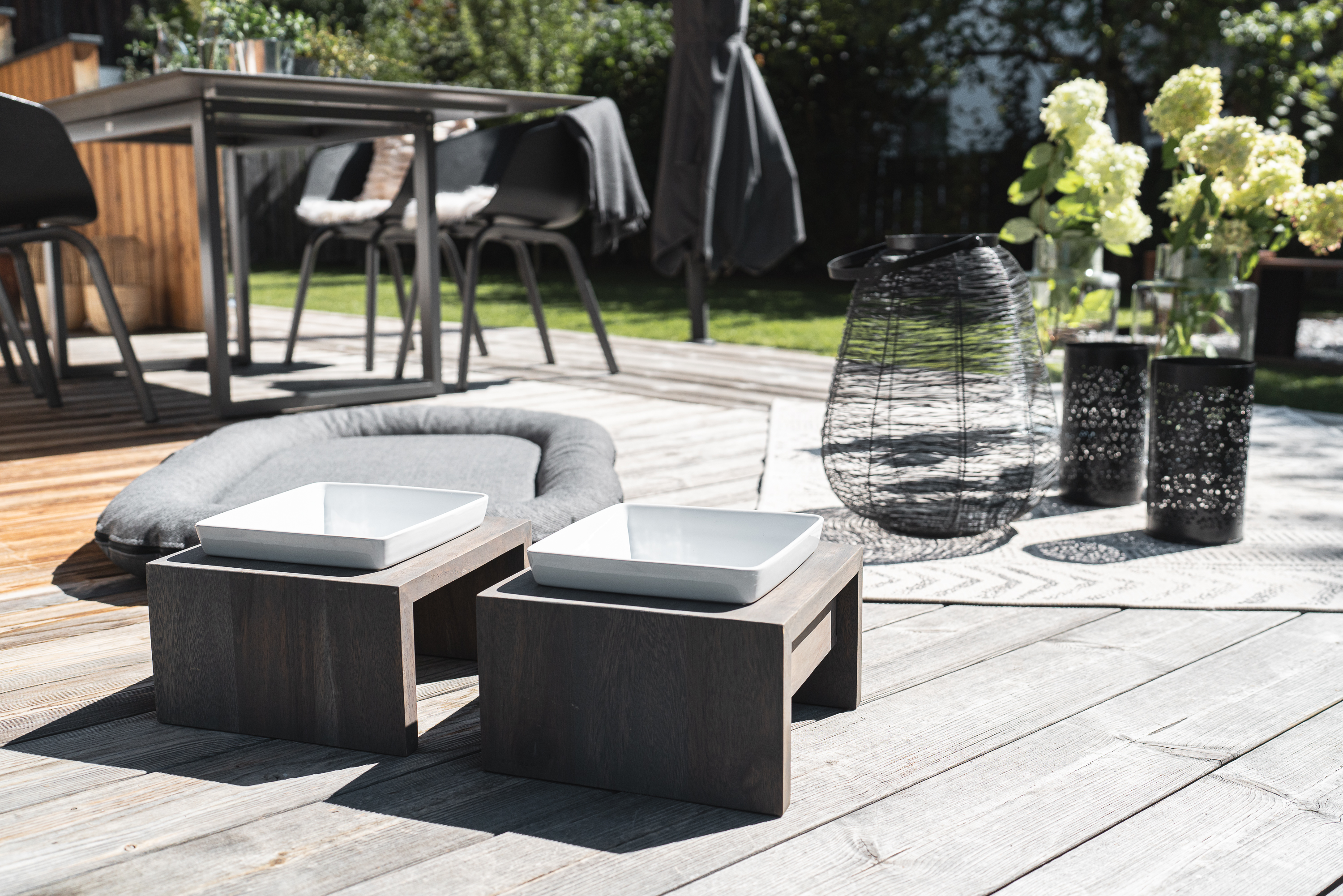 Urlaub-mit-Hund: Wasser- und Fressnapf, Hundebett, Kotbeutel und Handtücher stellen wir zur Verfügung. - Boutique-Appartements Bewegte Berge