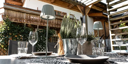 Hundehotel - Preisniveau: günstig - Berchtesgaden - Garten-Appartement #2 mit Pergola, Terrassenmöbel, Liegestühle und Feuerstelle. - Boutique-Appartements Bewegte Berge