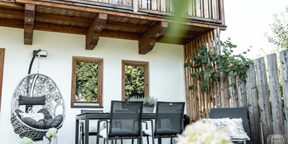 Hundehotel - Preisniveau: günstig - Berchtesgaden - Garten-Appartement #3 mit Pergola, Terrassenmöbel, Liegestühle und Feuerstelle. - Boutique-Appartements Bewegte Berge