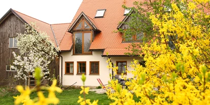 Hundehotel - Umgebungsschwerpunkt: am Land - Castell - Hof Sommerberg Garten im Frühjahr - Ferienhof Sommerberg