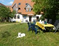 Urlaub-mit-Hund: Frühstück im Garten - Ferienhof Sommerberg