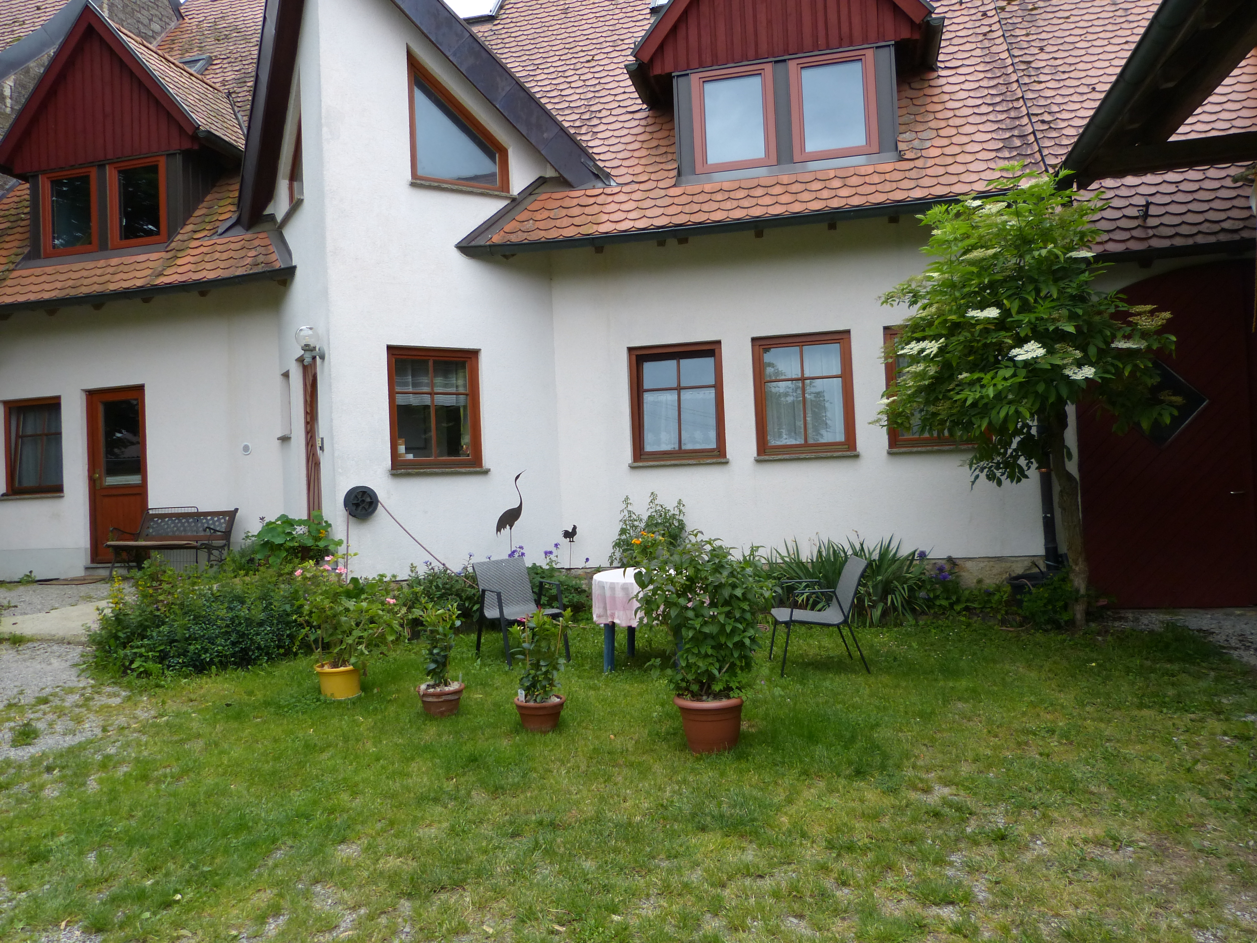 Urlaub-mit-Hund: Blick auf Terrasse/Essplatz vorne - Ferienhof Sommerberg